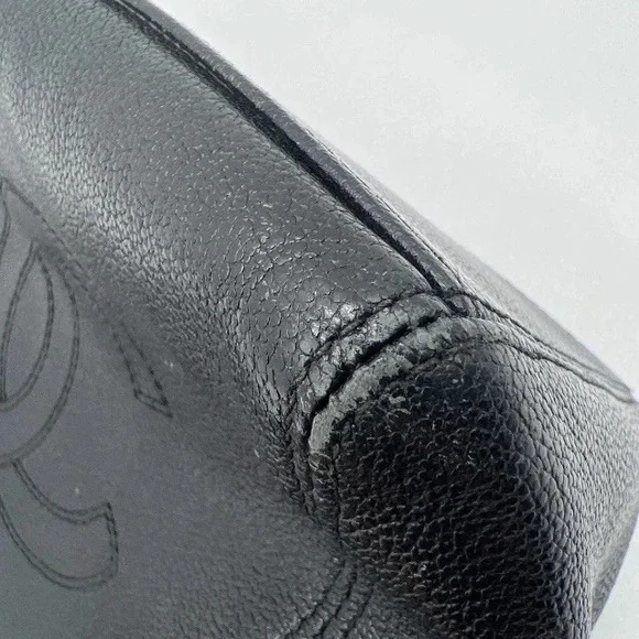 CHANEL Black Leather Shoulder Bag with Classic Design - Picture 10 of 17